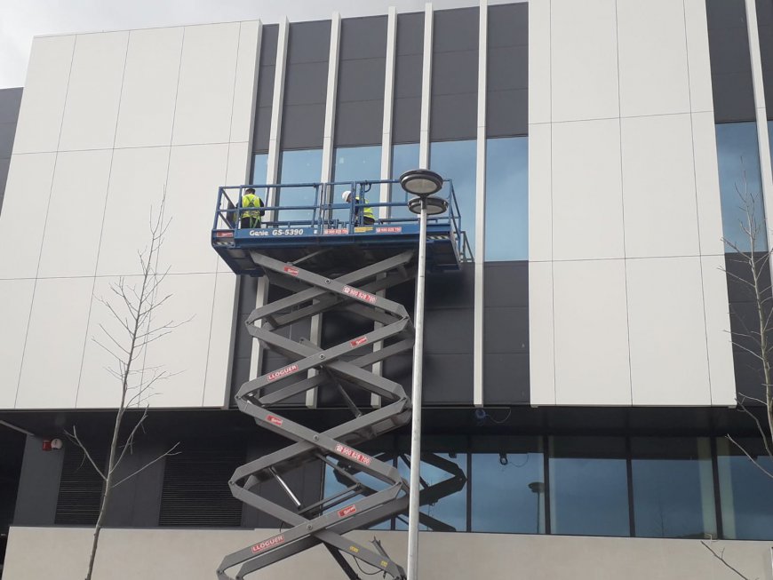CLEANING OF FACADE AT HEIGHT